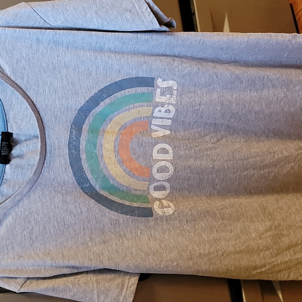 Short sleeve good vibes t shirt